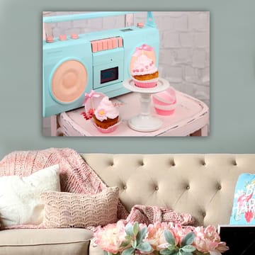 Canvastavla 70x100 cm - Färgglad och lekfull komposition med cupcakes och en retro kassettspelare - Turkos / Rosa / Beige - Inredning - Tavlor & posters - Canvastavla