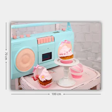 Canvastavla 70x100 cm - Färgglad och lekfull komposition med cupcakes och en retro kassettspelare - Turkos / Rosa / Beige - Inredning - Tavlor & posters - Canvastavla