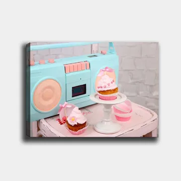 Canvastavla 70x100 cm - Färgglad och lekfull komposition med cupcakes och en retro kassettspelare - Turkos / Rosa / Beige - Inredning - Tavlor & posters - Canvastavla