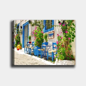 Canvastavla 70x100 cm - Färgglad och livlig gata med blå stolar och blomkrukor i en medelhavsmiljö - Blå / Grön / Rosa - Inredning - Tavlor & posters - Canvastavla