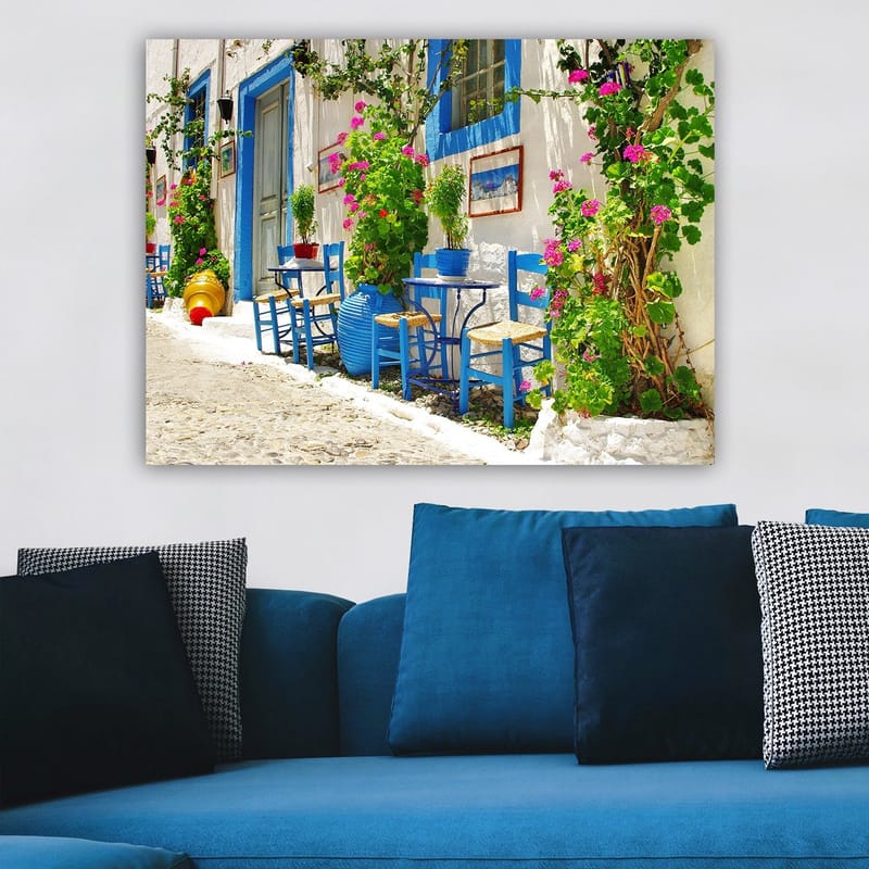 Canvastavla 70x100 cm - Färgglad och livlig gata med blå stolar och blomkrukor i en medelhavsmiljö - Blå / Grön / Rosa - Inredning - Tavlor & posters - Canvastavla