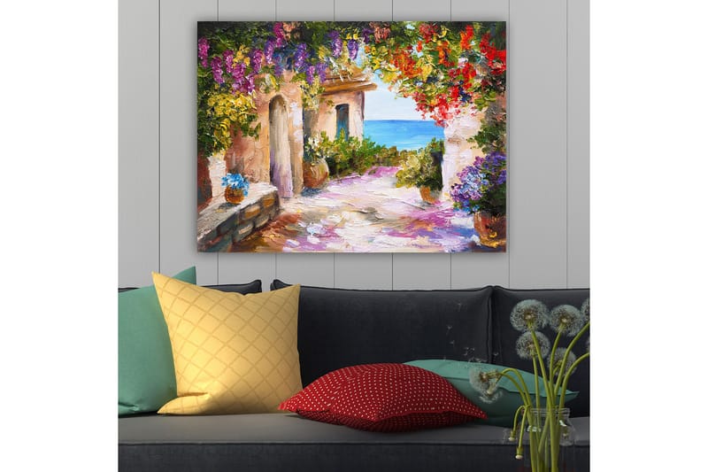 Canvastavla 70x100 cm - Färgglad och livlig gränd med blommor och havsutsikt - Lila / Grön / Röd - Inredning - Tavlor & posters - Canvastavla