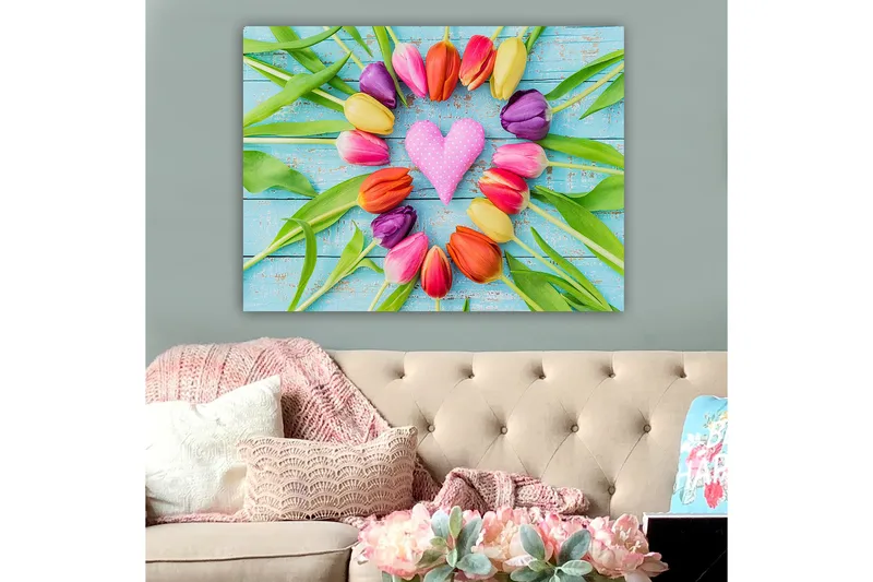 Canvastavla 70x100 cm - Färgglad samling av tulpaner i form av ett hjärta med en rosa prydnad i mitten - Rosa / Lila / Orange - Inredning - Tavlor & posters - Canvastavla