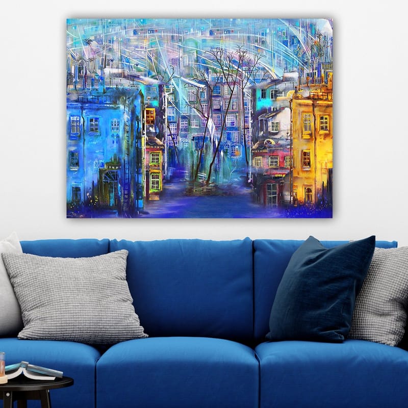 Canvastavla 70x100 cm - Färgglad stadsbild med hus i olika nyanser och träd under en regnig himmel - Blå / Gul / Lila - Inredning - Tavlor & posters - Canvastavla