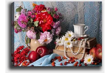 Canvastavla 70x100 cm - Färgglad stilleben med blommor, frukter och en kopp på en bokstapel - Röd / Grön / Lila - Inredning - Tavlor & posters - Canvastavla
