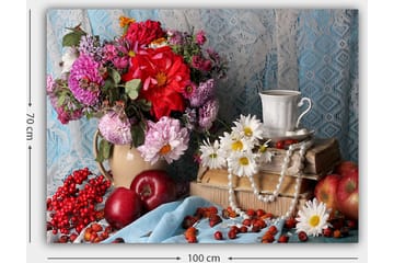 Canvastavla 70x100 cm - Färgglad stilleben med blommor, frukter och en kopp på en bokstapel - Röd / Grön / Lila - Inredning - Tavlor & posters - Canvastavla