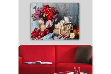 Canvastavla 70x100 cm - Färgglad stilleben med blommor, frukter och en kopp på en bokstapel - Röd / Grön / Lila - Inredning - Tavlor & posters - Canvastavla