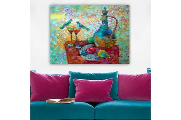 Canvastavla 70x100 cm - Färgglad stillhet med en karaff, två glas och frukter på ett bord, omgiven av fåglar - Turkos / Röd / Gul - Inredning - Tavlor & posters - Canvastavla