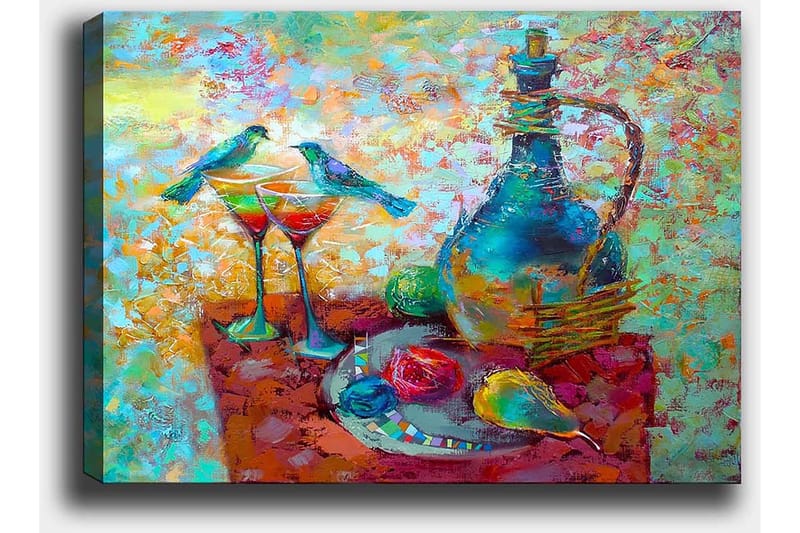 Canvastavla 70x100 cm - Färgglad stillhet med en karaff, två glas och frukter på ett bord, omgiven av fåglar - Turkos / Röd / Gul - Inredning - Tavlor & posters - Canvastavla