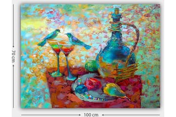 Canvastavla 70x100 cm - Färgglad stillhet med en karaff, två glas och frukter på ett bord, omgiven av fåglar - Turkos / Röd / Gul - Inredning - Tavlor & posters - Canvastavla