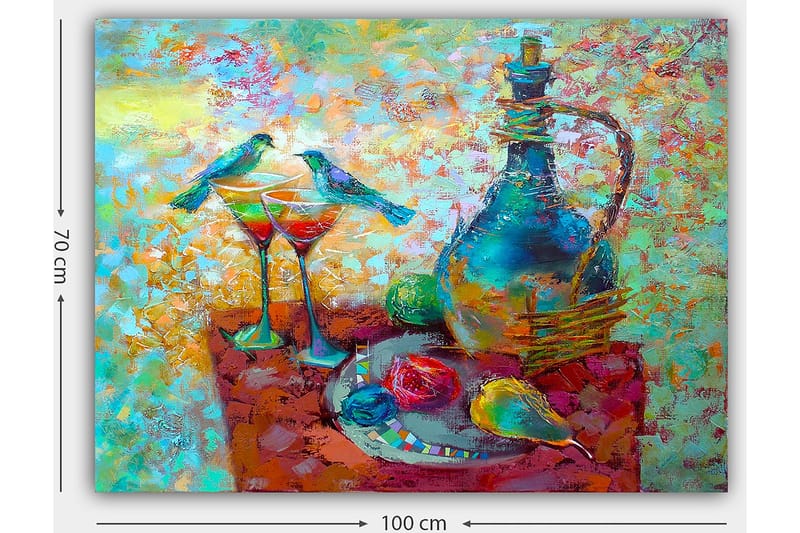 Canvastavla 70x100 cm - Färgglad stillhet med en karaff, två glas och frukter på ett bord, omgiven av fåglar - Turkos / Röd / Gul - Inredning - Tavlor & posters - Canvastavla