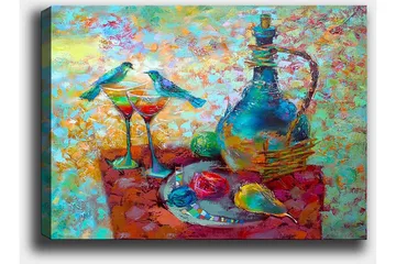 Canvastavla 70x100 cm - Färgglad stillhet med en karaff, två glas och frukter på ett bord, omgiven av fåglar - Turkos / Röd / Gul - Inredning - Tavlor & posters - Canvastavla