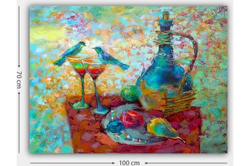 Canvastavla 70x100 cm - Färgglad stillhet med en karaff, två glas och frukter på ett bord, omgiven av fåglar - Turkos / Röd / Gul - Inredning - Tavlor & posters - Canvastavla