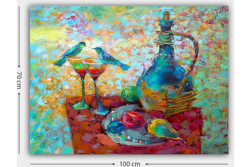 Canvastavla 70x100 cm - Färgglad stillhet med en karaff, två glas och frukter på ett bord, omgiven av fåglar - Turkos / Röd / Gul - Inredning - Tavlor & posters - Canvastavla