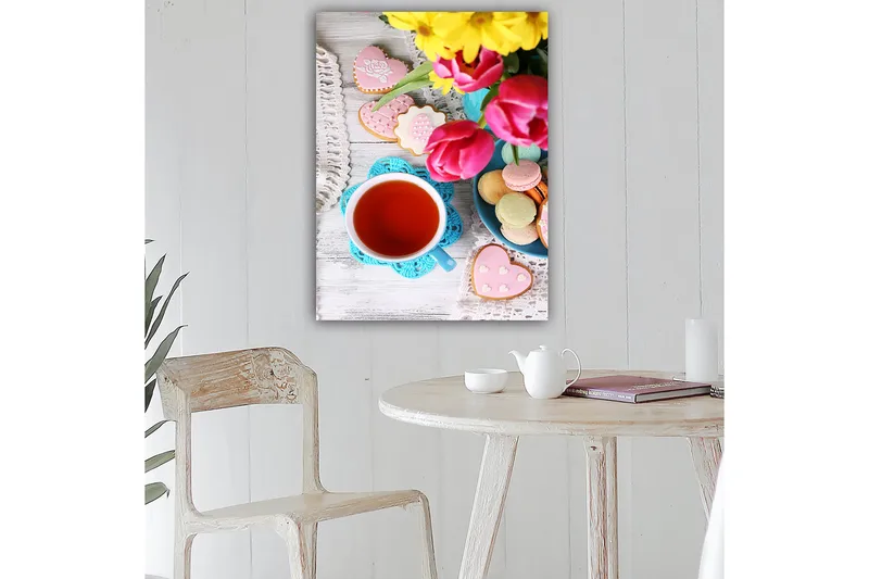 Canvastavla 70x100 cm - Färgglad stillhet med en kopp te, blommor och dekorerade kakor, Röd / Rosa / Grön