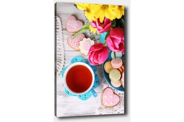 Canvastavla 70x100 cm - Färgglad stillhet med en kopp te, blommor och dekorerade kakor - Röd / Rosa / Grön - Inredning - Tavlor & posters - Canvastavla