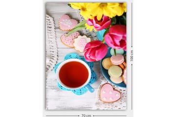 Canvastavla 70x100 cm - Färgglad stillhet med en kopp te, blommor och dekorerade kakor - Röd / Rosa / Grön - Inredning - Tavlor & posters - Canvastavla