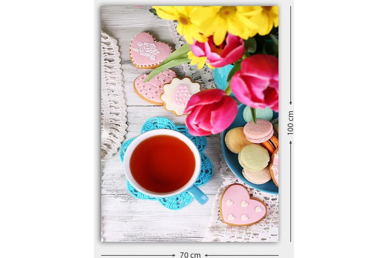 Canvastavla 70x100 cm - Färgglad stillhet med en kopp te, blommor och dekorerade kakor - Röd / Rosa / Grön - Inredning - Tavlor & posters - Canvastavla