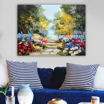Canvastavla 70x100 cm - Färgglad trädgård med blomsterarrangemang och en stenlagd gång som leder in i en lummig omgivning - Grön / Röd / Blå - Inredning - Tavlor & posters - Canvastavla