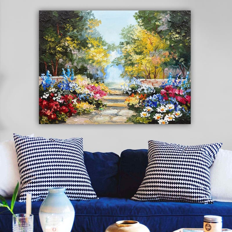 Canvastavla 70x100 cm - Färgglad trädgård med blomsterarrangemang och en stenlagd gång som leder in i en lummig omgivning - Grön / Röd / Blå - Inredning - Tavlor & posters - Canvastavla