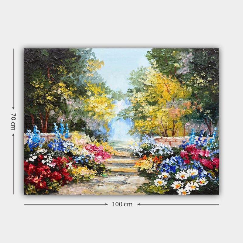 Canvastavla 70x100 cm - Färgglad trädgård med blomsterarrangemang och en stenlagd gång som leder in i en lummig omgivning - Grön / Röd / Blå - Inredning - Tavlor & posters - Canvastavla