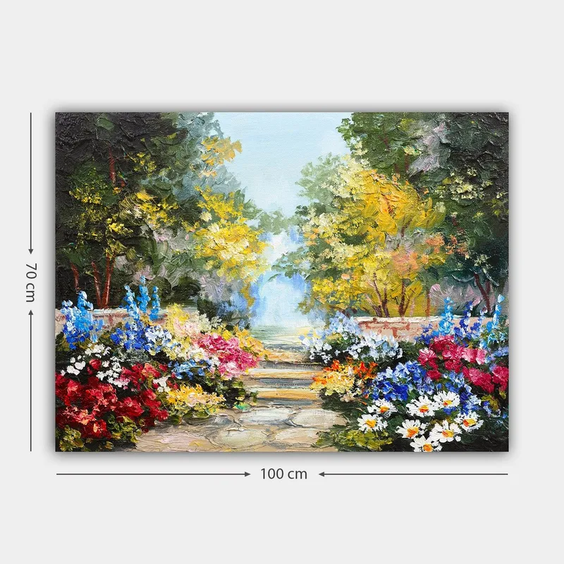 Canvastavla 70x100 cm - Färgglad trädgård med blomsterarrangemang och en stenlagd gång som leder in i en lummig omgivning - Grön / Röd / Blå - Inredning - Tavlor & posters - Canvastavla