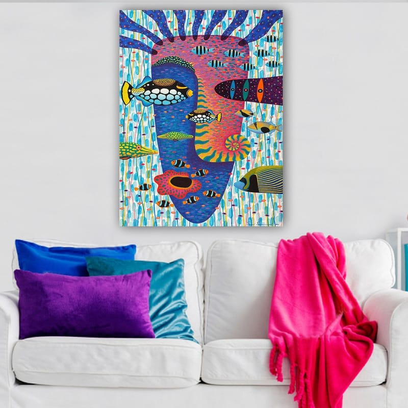 Canvastavla 70x100 cm - Färgglad undervattensscen med olika fiskar och ett ansiktsmotiv i bakgrunden - Blå / Rosa / Gul - Inredning - Tavlor & posters - Canvastavla