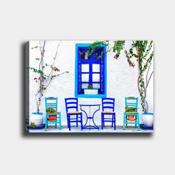 Canvastavla 70x100 cm - Färgglad uteservering med blå stolar och fönster i en medelhavsmiljö - Blå / Grön / Vit - Inredning - Tavlor & posters - Canvastavla