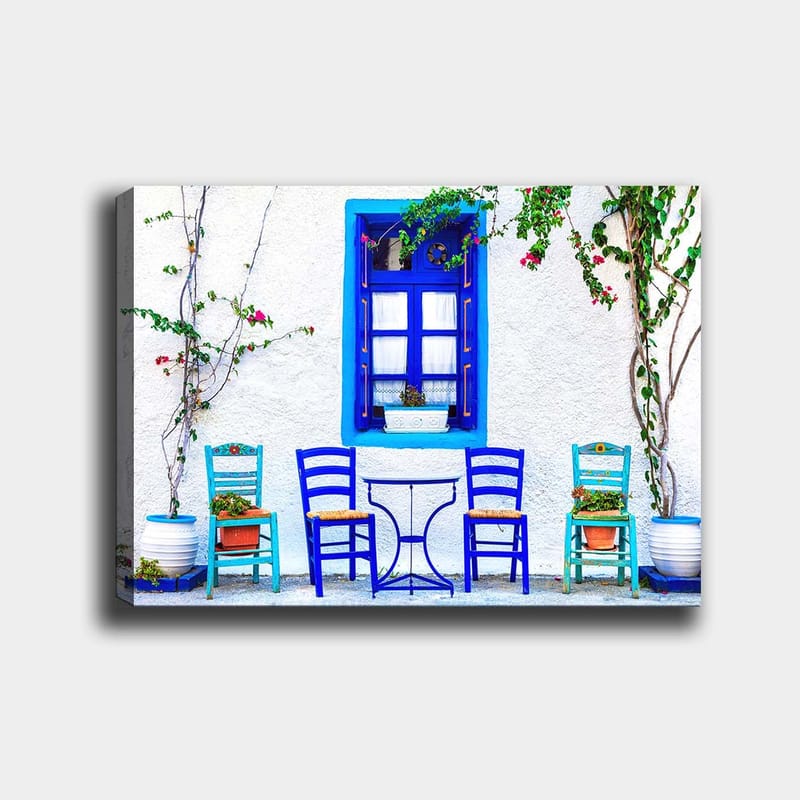 Canvastavla 70x100 cm - Färgglad uteservering med blå stolar och fönster i en medelhavsmiljö - Blå / Grön / Vit - Inredning - Tavlor & posters - Canvastavla