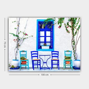 Canvastavla 70x100 cm - Färgglad uteservering med blå stolar och fönster i en medelhavsmiljö - Blå / Grön / Vit - Inredning - Tavlor & posters - Canvastavla
