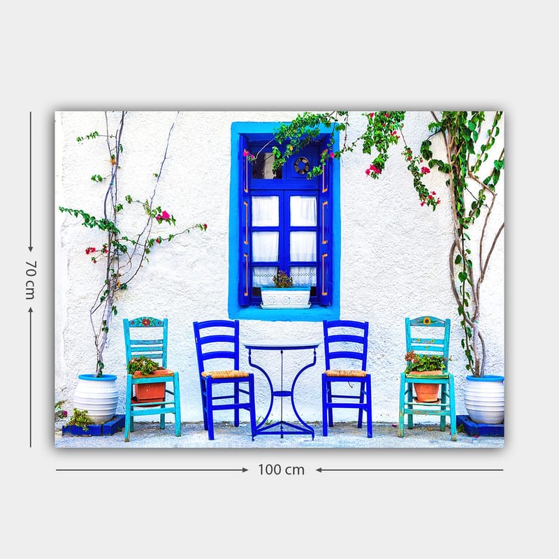 Canvastavla 70x100 cm - Färgglad uteservering med blå stolar och fönster i en medelhavsmiljö - Blå / Grön / Vit - Inredning - Tavlor & posters - Canvastavla