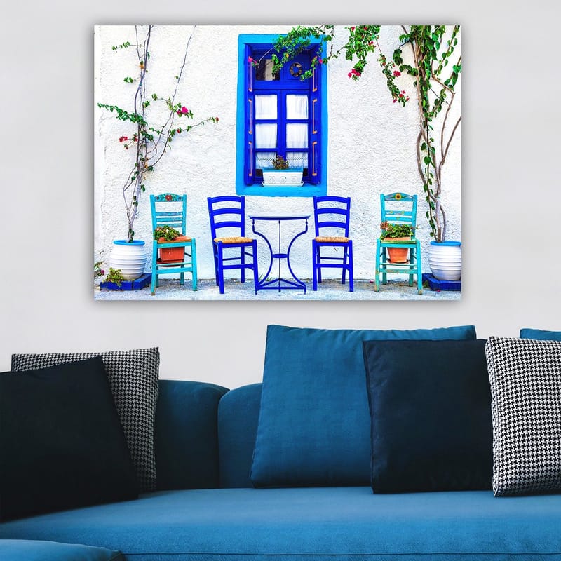 Canvastavla 70x100 cm - Färgglad uteservering med blå stolar och fönster i en medelhavsmiljö - Blå / Grön / Vit - Inredning - Tavlor & posters - Canvastavla