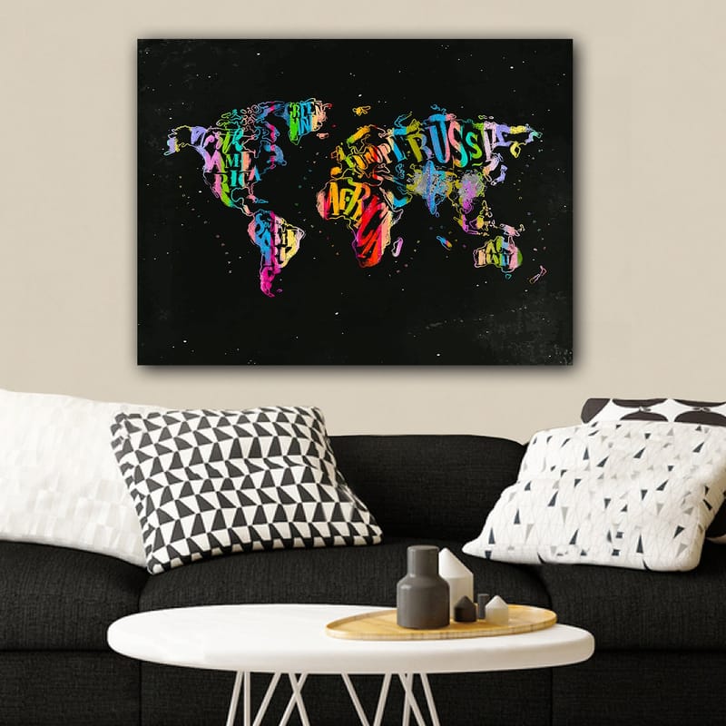 Canvastavla 70x100 cm - Färgglad världskarta skapad av text och symboler som representerar olika länder - Lila / Röd / Grön - Inredning - Tavlor & posters - Canvastavla