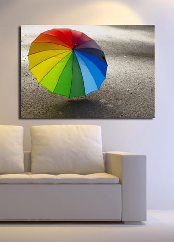 Canvastavla 70x100 cm - Färgglad paraply som står på en grå yta - Röd / Grön / Blå - Inredning - Tavlor & posters - Canvastavla