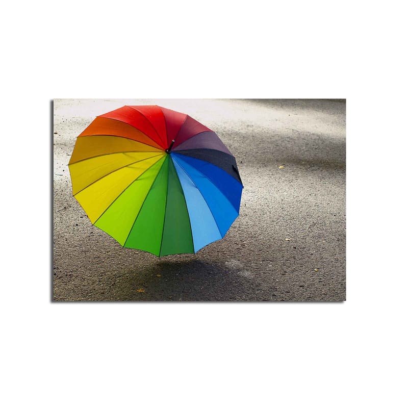 Canvastavla 70x100 cm - Färgglad paraply som står på en grå yta - Röd / Grön / Blå - Inredning - Tavlor & posters - Canvastavla