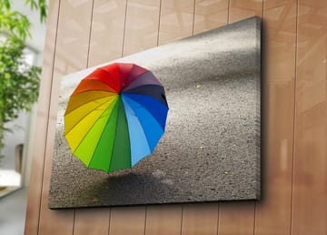 Canvastavla 70x100 cm - Färgglad paraply som står på en grå yta - Röd / Grön / Blå - Inredning - Tavlor & posters - Canvastavla