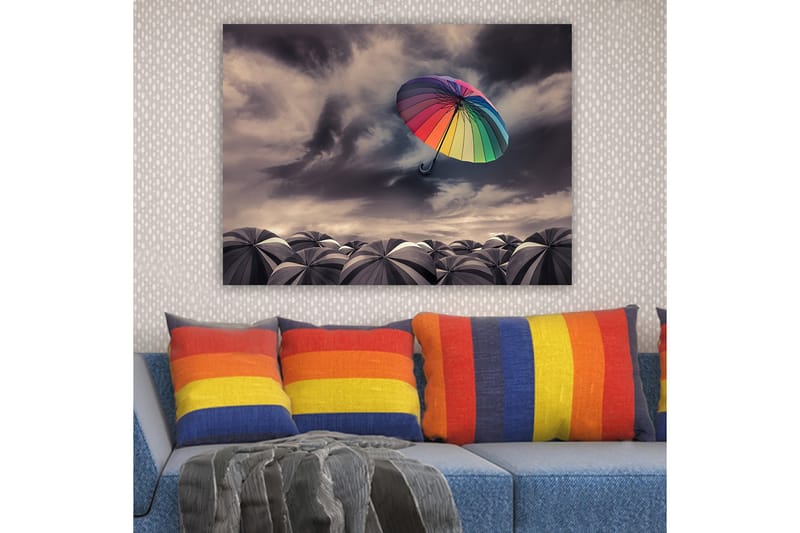 Canvastavla 70x100 cm - Färgglad paraply svävar över en samling gråa paraplyer under ett dramatiskt molnigt himmel - Regnbågsfärger / Grå - Inredning - Tavlor & posters - Canvastavla