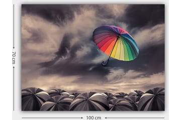 Canvastavla 70x100 cm - Färgglad paraply svävar över en samling gråa paraplyer under ett dramatiskt molnigt himmel - Regnbågsfärger / Grå - Inredning - Tavlor & posters - Canvastavla