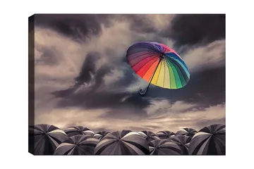 Canvastavla 70x100 cm - Färgglad paraply svävar över en samling gråa paraplyer under ett dramatiskt molnigt himmel - Regnbågsfärger / Grå - Inredning - Tavlor & posters - Canvastavla