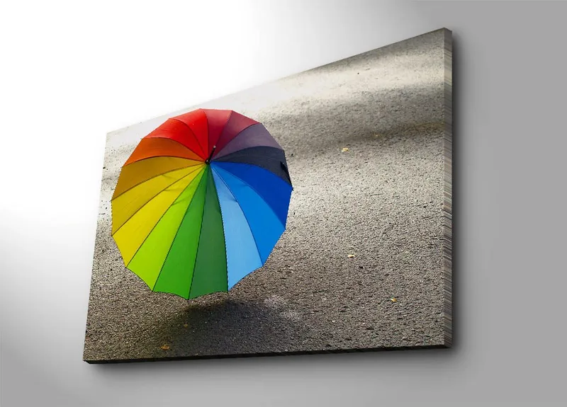 Canvastavla 70x100 cm - Färgglad paraply som står på en grå yta, Röd / Grön / Blå