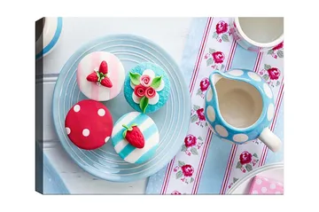 Canvastavla 70x100 cm - Färgglada bakverk dekorerade med bär och blommor på en tallrik - Röd / Blå / Vit - Inredning - Tavlor & posters - Canvastavla