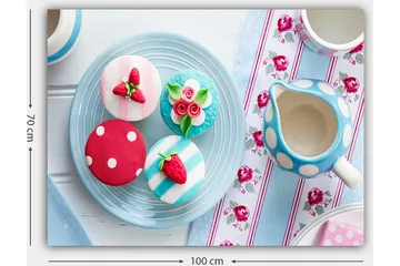 Canvastavla 70x100 cm - Färgglada bakverk dekorerade med bär och blommor på en tallrik - Röd / Blå / Vit - Inredning - Tavlor & posters - Canvastavla