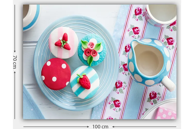 Canvastavla 70x100 cm - Färgglada bakverk dekorerade med bär och blommor på en tallrik - Röd / Blå / Vit - Inredning - Tavlor & posters - Canvastavla