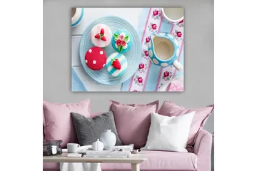 Canvastavla 70x100 cm - Färgglada bakverk dekorerade med bär och blommor på en tallrik - Röd / Blå / Vit - Inredning - Tavlor & posters - Canvastavla