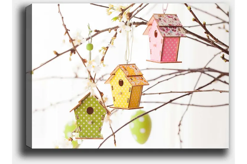 Canvastavla 70x100 cm - Färgglada fågelholkar hängande i grenar med blommor - Grön / Gul / Rosa - Inredning - Tavlor & posters - Canvastavla