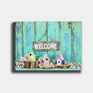 Canvastavla 70x100 cm - Färgglada fågelholkar i en välkomnande miljö med en träskylt - Turkos / Rosa / Gul - Inredning - Tavlor & posters - Canvastavla