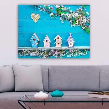 Canvastavla 70x100 cm - Färgglada fågelholkar på en blå bakgrund med blommor som dekoration - Blå / Rosa / Vit - Inredning - Tavlor & posters - Canvastavla