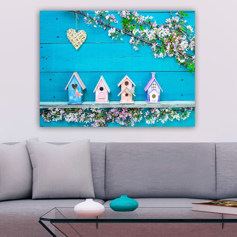 Canvastavla 70x100 cm - Färgglada fågelholkar på en blå bakgrund med blommor som dekoration - Blå / Rosa / Vit - Inredning - Tavlor & posters - Canvastavla