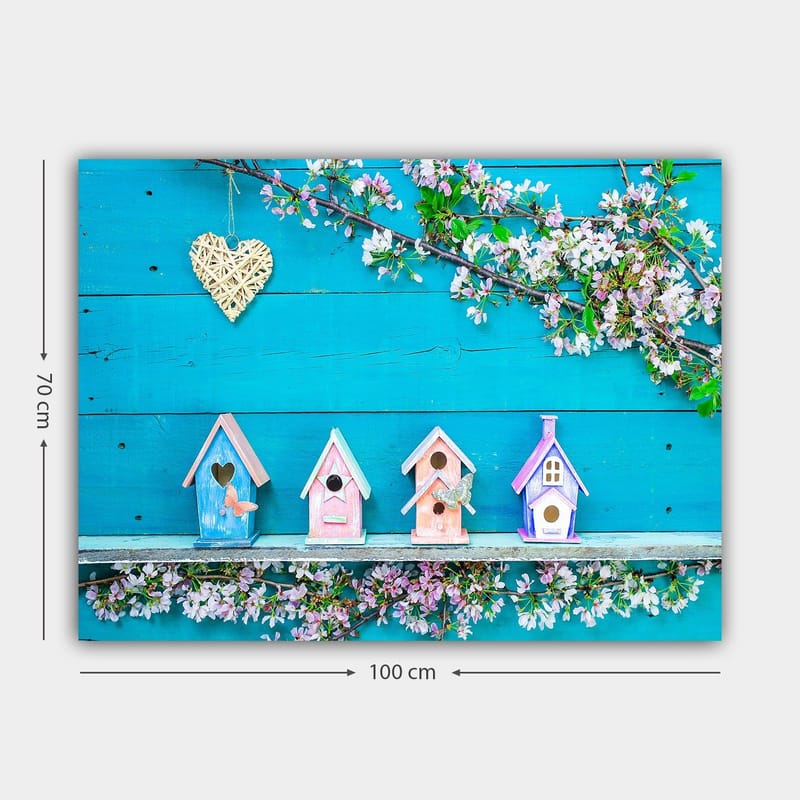 Canvastavla 70x100 cm - Färgglada fågelholkar på en blå bakgrund med blommor som dekoration - Blå / Rosa / Vit - Inredning - Tavlor & posters - Canvastavla