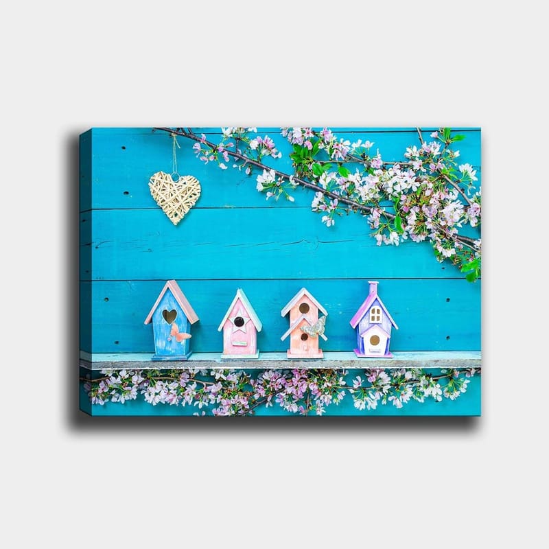 Canvastavla 70x100 cm - Färgglada fågelholkar på en blå bakgrund med blommor som dekoration - Blå / Rosa / Vit - Inredning - Tavlor & posters - Canvastavla